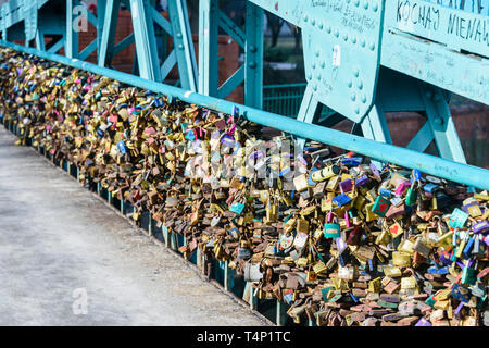 Migliaia di lucchetti sulla maggior parte Tumski bridge, lasciato da coppie di mostrare il loro amore, Wrocław, Wroclaw, Wroklaw, Polonia Foto Stock