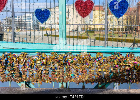 Migliaia di lucchetti sulla maggior parte Tumski bridge, lasciato da coppie di mostrare il loro amore, Wrocław, Wroclaw, Wroklaw, Polonia Foto Stock