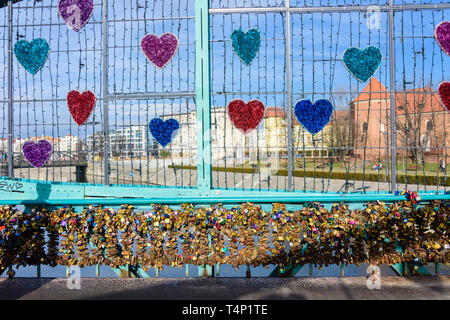 Migliaia di lucchetti sulla maggior parte Tumski bridge, lasciato da coppie di mostrare il loro amore, Wrocław, Wroclaw, Wroklaw, Polonia Foto Stock