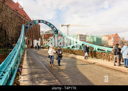 Migliaia di lucchetti sulla maggior parte Tumski bridge, lasciato da coppie di mostrare il loro amore, Wrocław, Wroclaw, Wroklaw, Polonia Foto Stock