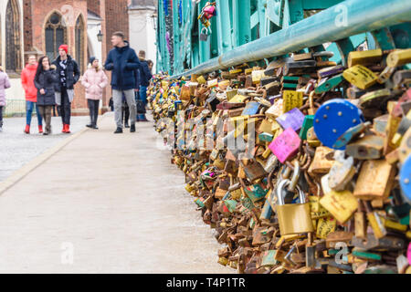 Migliaia di lucchetti sulla maggior parte Tumski bridge, lasciato da coppie di mostrare il loro amore, Wrocław, Wroclaw, Wroklaw, Polonia Foto Stock