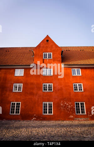 Le righe a due piani con terrazze che è servita come soldati nelle caserme, Kastellet, a forma di stella del xvii secolo fortezza con bastioni, Copenhagen, Danimarca Foto Stock