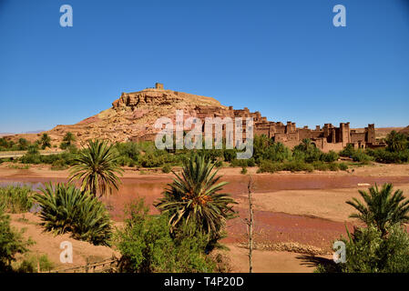 Situato ai piedi delle pendici sud dell'Alto Atlante nella provincia di Ouarzazate, il sito di Ait Ben Haddou Ksar è il più famoso della Va Foto Stock