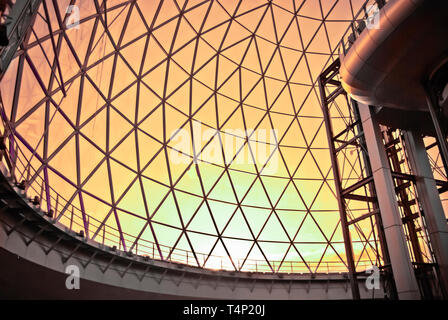 Tramonto al di fuori di un vetro a forma di cupola geodetica a Victoria Square, Belfast Foto Stock