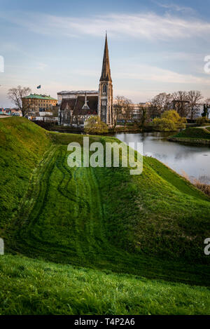 San Alban è la Chiesa, popolarmente conosciuta come la chiesa inglese nel Kastellet, a forma di stella del xvii secolo fortezza con bastioni, Copenhagen, Danimarca Foto Stock