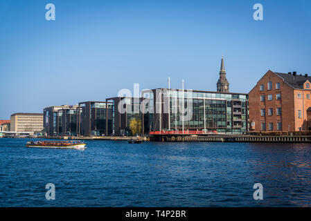 Modern waterfront edifici di Christianshavn lungo il porto di Copenaghen, Copenaghen, Danimarca Foto Stock