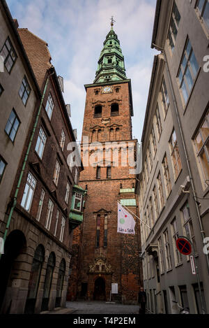 Nikolaj Copenaghen Centro di Arte Contemporanea, situato nella ex chiesa di San Nicola, Copenhagen, Danimarca Foto Stock