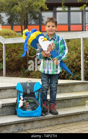 Ragazzo, di 6 anni e il primo giorno di scuola con la scuola in borsa e la scuola di cono, Germania Foto Stock