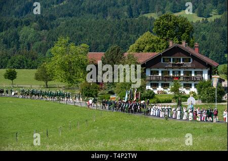 Processione del Corpus Domini in Wackersberg, Isarwinkel, Tolzer Terra, Alta Baviera, Baviera, Germania Foto Stock