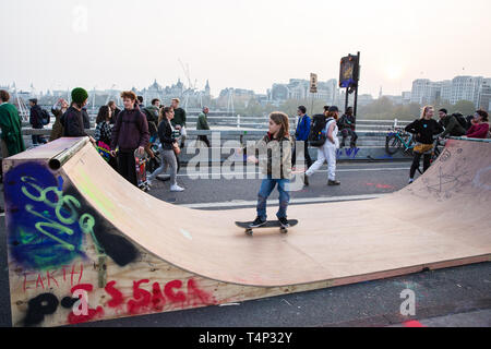Londra, Regno Unito. Il 17 aprile 2019. Un ragazzo gode di skateboard al tramonto sul ponte di Waterloo durante il terzo giorno della ribellione internazionale attività mediante CLI Foto Stock