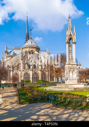 Vista posteriore della cattedrale di Notre Dame dalla piazza Jean XXIII. Parigi. Francia - Febbraio 16, 2013. La fontana della Vergine è sulla destra. Foto Stock