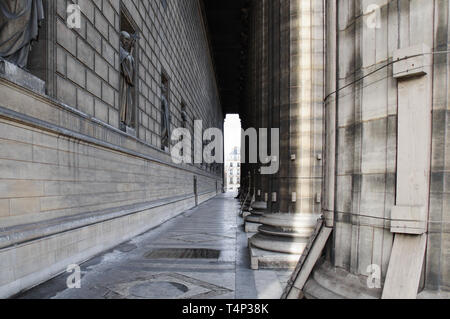 Secolare di colonne e statue nelle pareti della cattedrale di Parigi, Francia Foto Stock