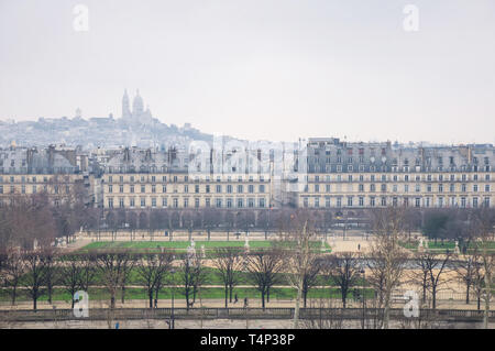 Vista dall'altezza del giardino delle Tuileries e il tempio su di una collina nella nebbia a Parigi, Francia Foto Stock