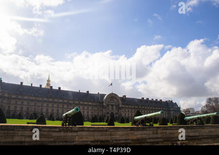 Vista del vecchio il bronzo dei cannoni sullo sfondo del palazzo e il cielo blu con nuvole a Parigi, Francia Foto Stock