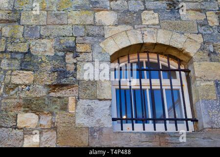 Finestra con barre di sicurezza Foto Stock