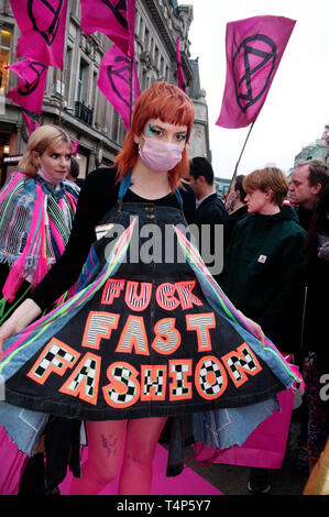 Londra, Oxford Circus. Il 12 aprile 2019. Il crocevia a Oxford Circus diventano una passerella per la ribellione di estinzione moda azione team, highlightin Foto Stock