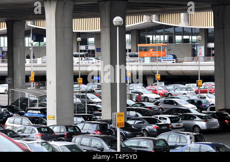 Posti auto in garage, Roissy Charles de Gaulle aeroporto internazionale, Parigi, Francia Foto Stock