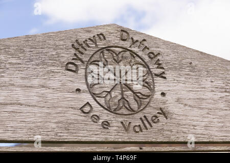 Turismo in legno segno posto nel la Dee Valley o Dyffryn Dyfrdwy in Llantysilio nelle vicinanze del Llangollen Galles del Nord Foto Stock