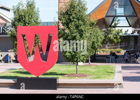 W la segnaletica del logo in un cortile presso la Western Sydney University (WSU) a Parramatta South Campus nel Nuovo Galles del Sud, Australia Foto Stock