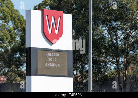Affacciate sulla strada di segnaletica del logo presso la Western Sydney University (WSU), Parramatta South Campus nel Nuovo Galles del Sud, Australia Foto Stock