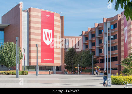 Il logo Digital signage presso la Western Sydney University (WSU) precedentemente UWS Sydney a Parramatta South Campus nel Nuovo Galles del Sud, Australia Foto Stock