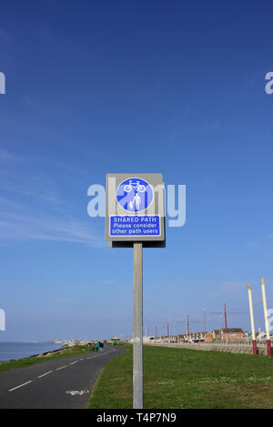 Percorso condiviso si prega di prendere in considerazione altri percorso che gli utenti segno, montato su erba a fianco del percorso ciclabile e sentiero sul lungomare di Blackpool nel lancashire uk Foto Stock