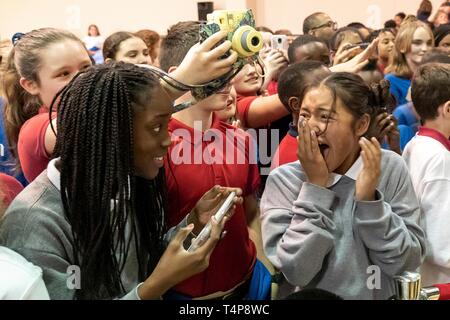 Gli studenti reagiscono come U.S prima signora Melania Trump arriva durante un'assemblea a Albritton Middle School Aprile 15, 2019 a Fort Bragg, North Carolina. La First Lady ha visitato la scuola per famiglie militari poi affrontato i soldati alla base. Foto Stock