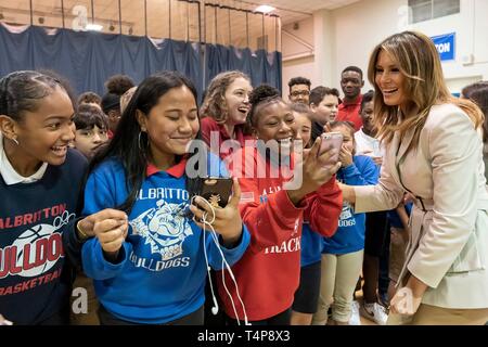 U.S prima signora Melania Trump, prende un selfie con gli studenti a Albritton Middle School Aprile 15, 2019 a Fort Bragg, North Carolina. La First Lady ha visitato la scuola per famiglie militari poi affrontato i soldati alla base. Foto Stock