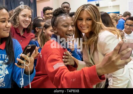 U.S prima signora Melania Trump, prende un selfie con gli studenti a Albritton Middle School Aprile 15, 2019 a Fort Bragg, North Carolina. La First Lady ha visitato la scuola per famiglie militari poi affrontato i soldati alla base. Foto Stock