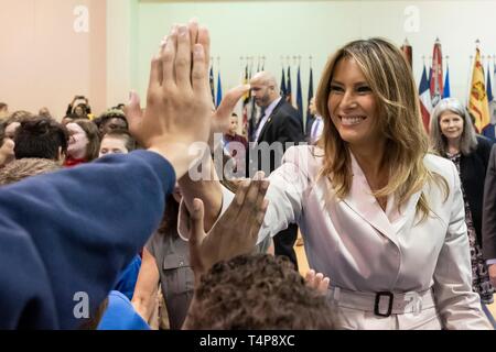U.S prima signora Melania Trump, salutare gli studenti a Albritton Middle School Aprile 15, 2019 a Fort Bragg, North Carolina. La First Lady ha visitato la scuola per famiglie militari poi affrontato i soldati alla base. Foto Stock