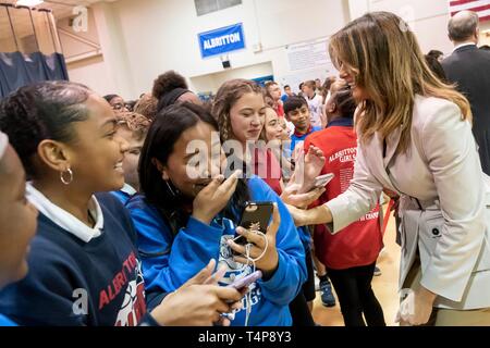 U.S prima signora Melania Trump, saluta gli studenti a Albritton Middle School Aprile 15, 2019 a Fort Bragg, North Carolina. La First Lady ha visitato la scuola per famiglie militari poi affrontato i soldati alla base. Foto Stock