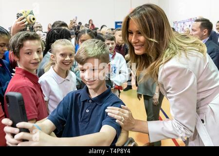 U.S prima signora Melania Trump, prende un selfie con gli studenti a Albritton Middle School Aprile 15, 2019 a Fort Bragg, North Carolina. La First Lady ha visitato la scuola per famiglie militari poi affrontato i soldati alla base. Foto Stock