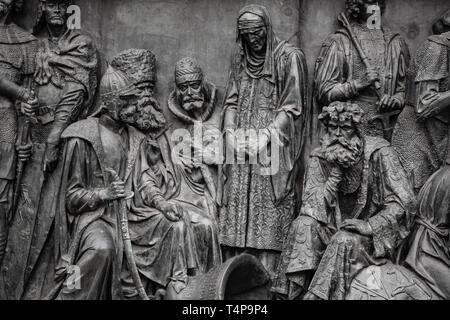 Veliky Novgorod, Russia - 30 Luglio 2016: frammento del millennio della Russia, il monumento in bronzo in Novgorod Cremlino. Fu eretto nel 1862 Foto Stock