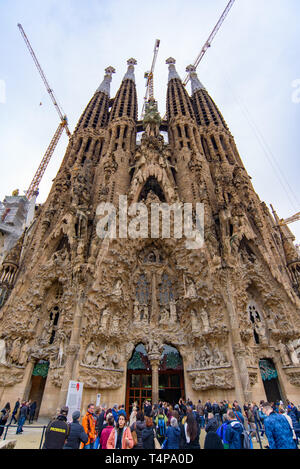 I turisti di fronte alla facciata della Natività della Sagrada Familia a Barcellona, Spagna Foto Stock