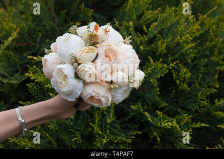 Bellissimi fiori artificiali intese con colori vivaci e di aspetto naturale. Foto Stock