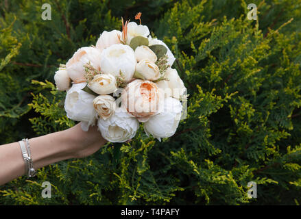 Bellissimi fiori artificiali intese con colori vivaci e di aspetto naturale. Foto Stock