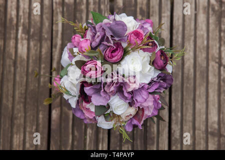 Bellissimi fiori artificiali intese con colori vivaci e di aspetto naturale. Foto Stock