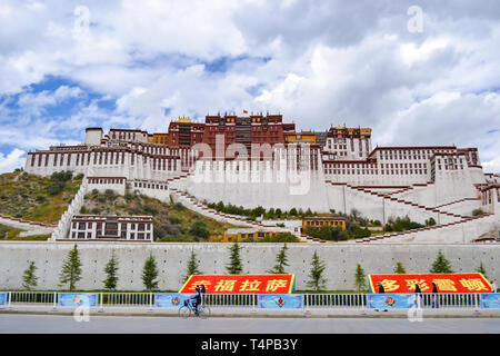 Palazzo del Potala, la residenza originale del Dalai Lama e le più importanti architetture del Buddismo tibetano a Lhasa, in Tibet, Cina Foto Stock