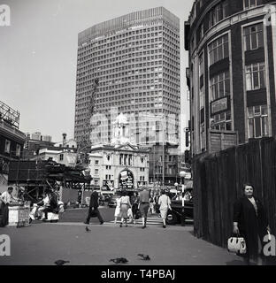 Anni sessanta, storico, Londra, attività in Victoria steet e in lontananza il Victoria Palace Theatre, con la mostra "Il bianco e nero Minstrels', una lunga produzione che correva attraverso il 60s fino al 1972. Dietro il teatro che ha aperto nel 1911, nella Bressenden Place, un massively tall 'moderne' isolato a torre, Portland House, un 'Brutalist design", completata nel 1962 ed era alta oltre 100 metri con 29 piani. Nella foto si vede anche britannici sono marchi famosi dell'epoca, Watneys e J Lyons & Co. Foto Stock