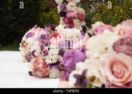 Bellissimi fiori artificiali intese con colori vivaci e di aspetto naturale. Foto Stock