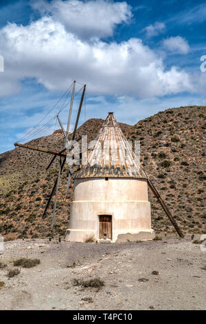 Il mulino a vento, Cabo de Gata Almeria, Andalusia, Spagna Foto Stock