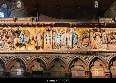 Colorata presentazione al tempio bassorilievo da Notre Dame de Paris. Cattedrale di Nostra Signora di Chartres (Cathedrale Notre-Dame) Foto Stock