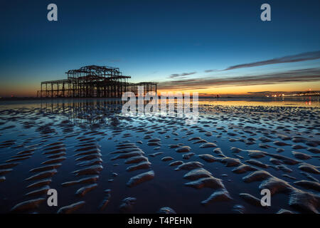 Molo Ovest di Brighton bassa marea Foto Stock