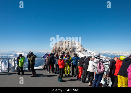 Malga Ciapela, Italia - 03/24/2019: persone ammirate la vista dalla terrazza panoramica di Punta Rocca Foto Stock