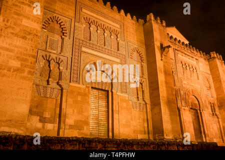 La facciata esterna della moschea-cattedrale di Cordoba. Immagine presa da Calle Magistral Gonzalez Frances. Foto Stock