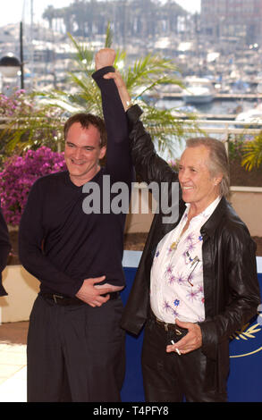 CANNES, Francia. 16 maggio 2004: Quentin Tarantino (sinistra) & David Carradine al photocall al Cannes Film Festival per il Kill Bill Volume 2 che lo screening è fuori concorso. Foto Stock