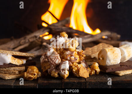 Un mucchio di Smore Popcorn aromatizzato a Campout Foto Stock