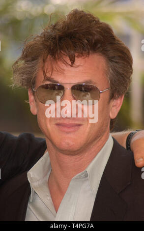 CANNES, Francia. 17 maggio 2004: Attore SEAN PENN a photocall al Cannes Film Festival per il suo nuovo film l'assassinio di Richard Nixon. Foto Stock