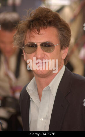 CANNES, Francia. 17 maggio 2004: Attore SEAN PENN a photocall al Cannes Film Festival per il suo nuovo film l'assassinio di Richard Nixon. Foto Stock