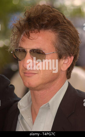 CANNES, Francia. 17 maggio 2004: Attore SEAN PENN a photocall al Cannes Film Festival per il suo nuovo film l'assassinio di Richard Nixon. Foto Stock